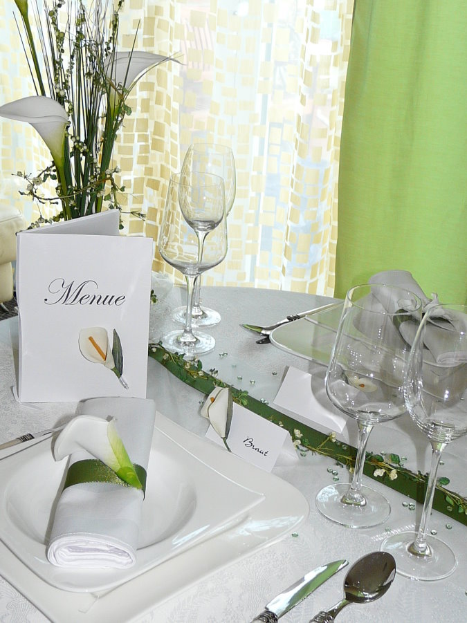 Mustertisch 6 in Calla-Style. Menükarten, Serviettenringe und Tischkarten. Tischdeko-online mit den Tipps für Sie.